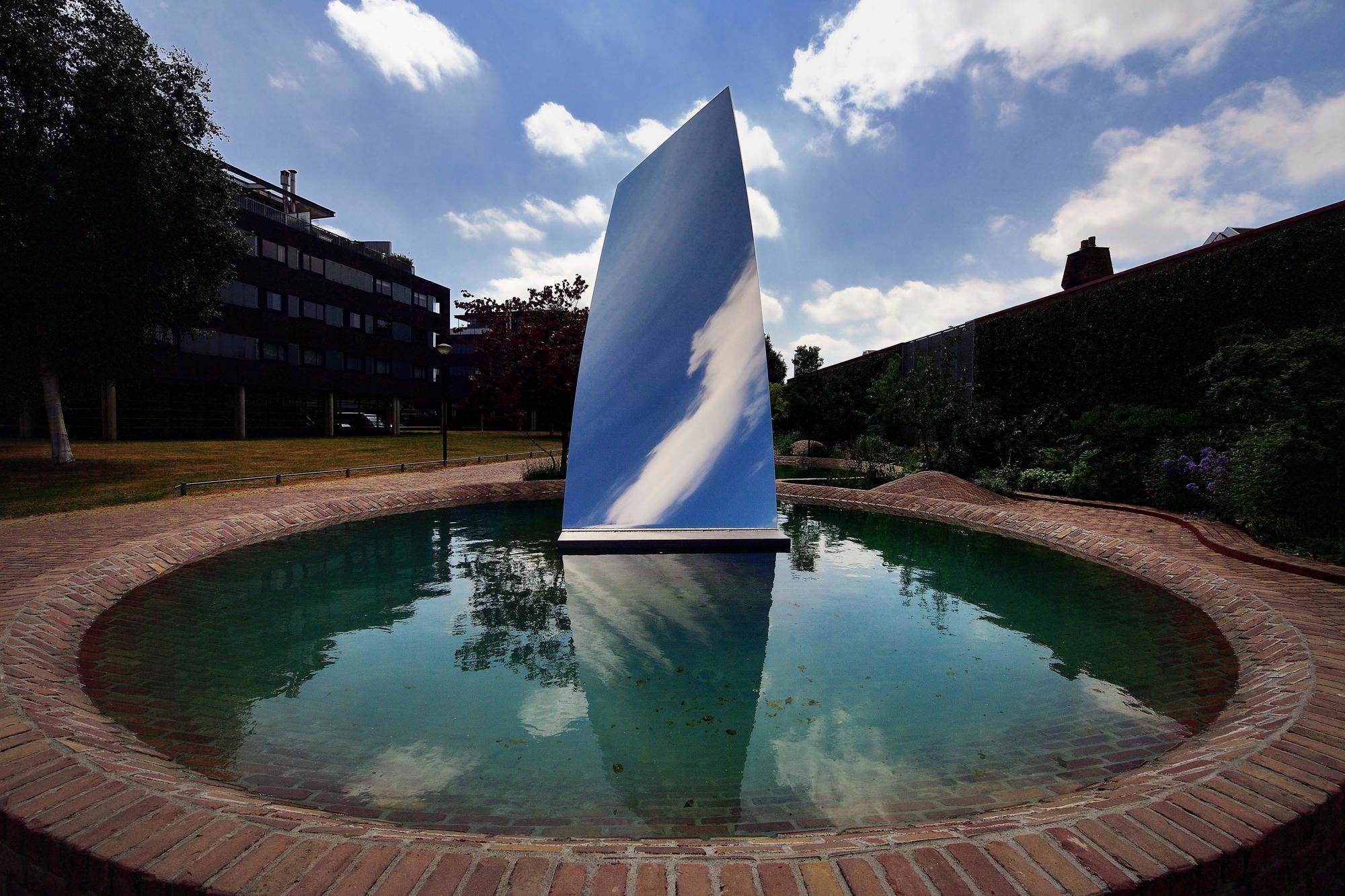 Tilburg ist die erste Stadt mit einer Skulptur (Sky Mirror for Hendrik)von Anish Kapoor im öffentlichen Raum