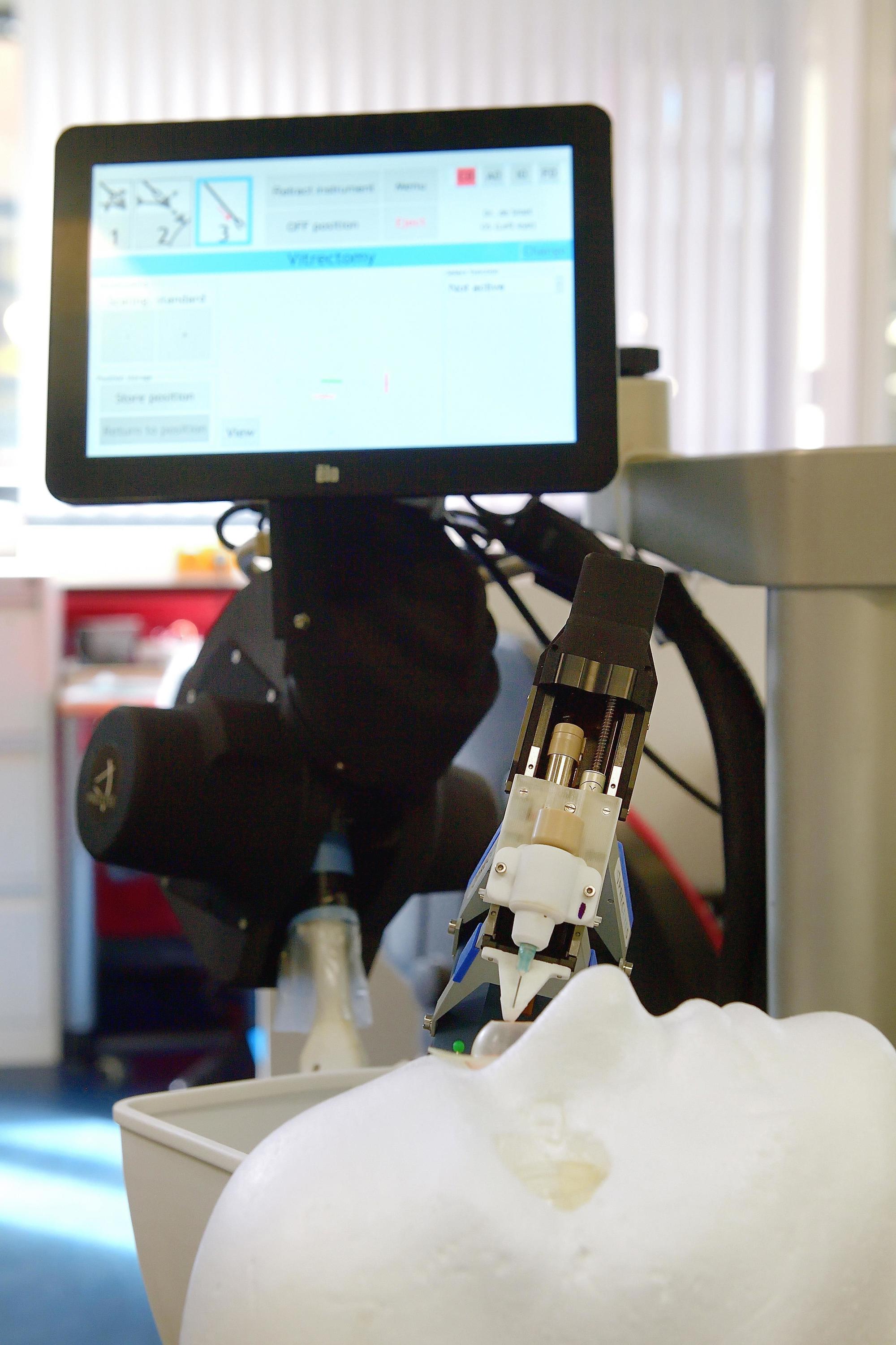 Der Preceyes-Roboter ist eine Beruhigung für jeden Augenpatienten