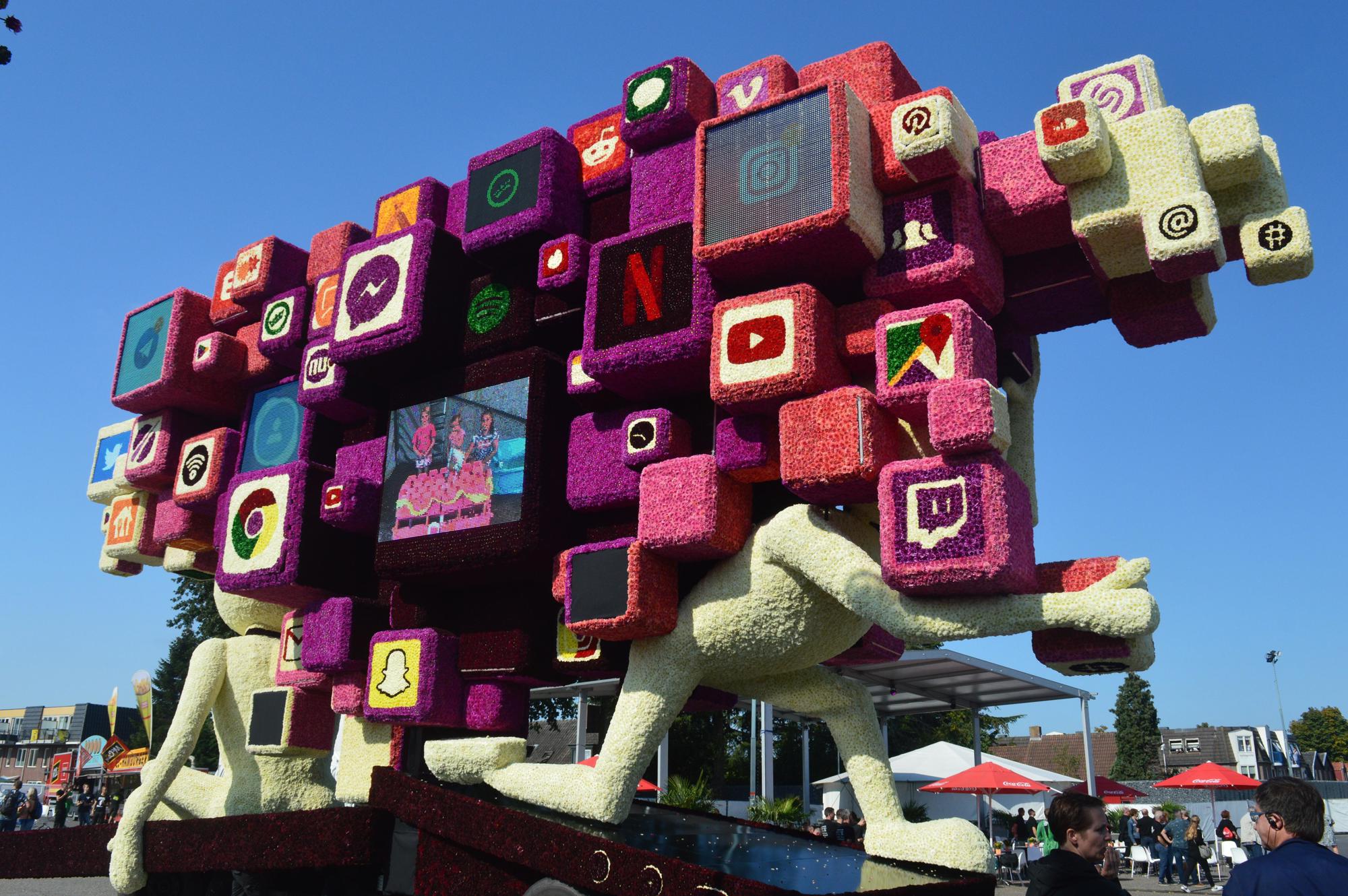 Bij het Zunderts bloemencorso strijden 20 buurtschappen om de mooiste wagen