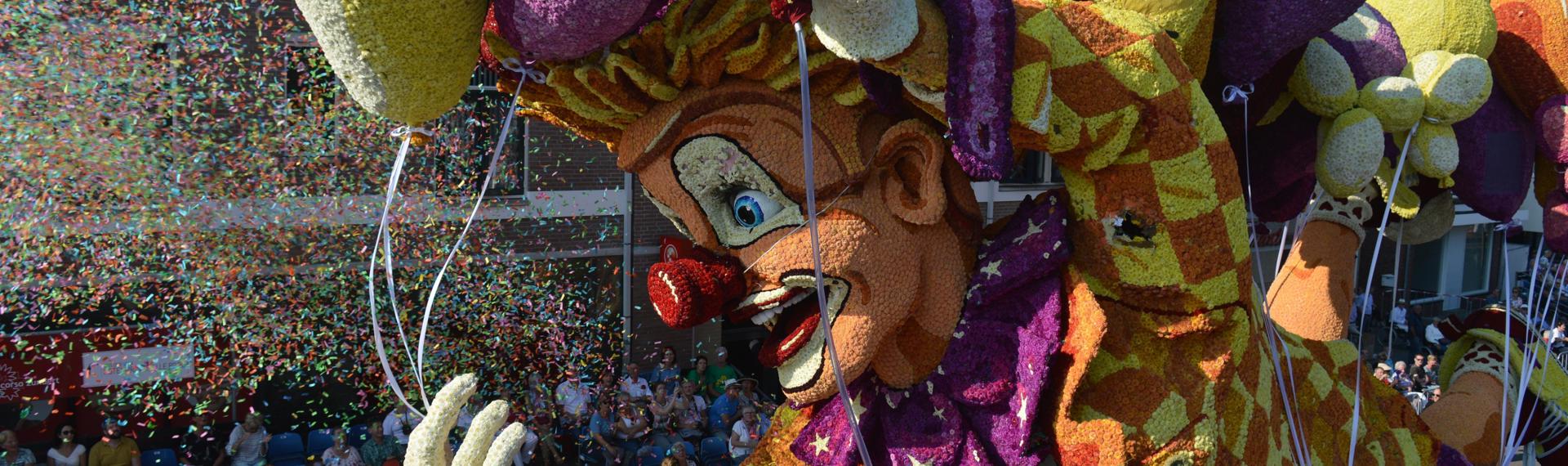 Met dahlia’s versierde fietsen: daarmee begon in 1936 ’s werelds grootste bloemencorso