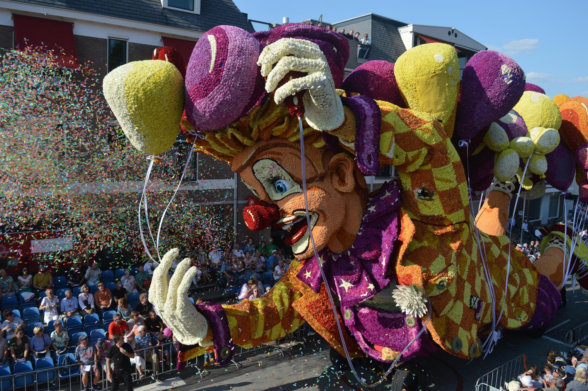 Met dahlia’s versierde fietsen: daarmee begon in 1936 ’s werelds grootste bloemencorso