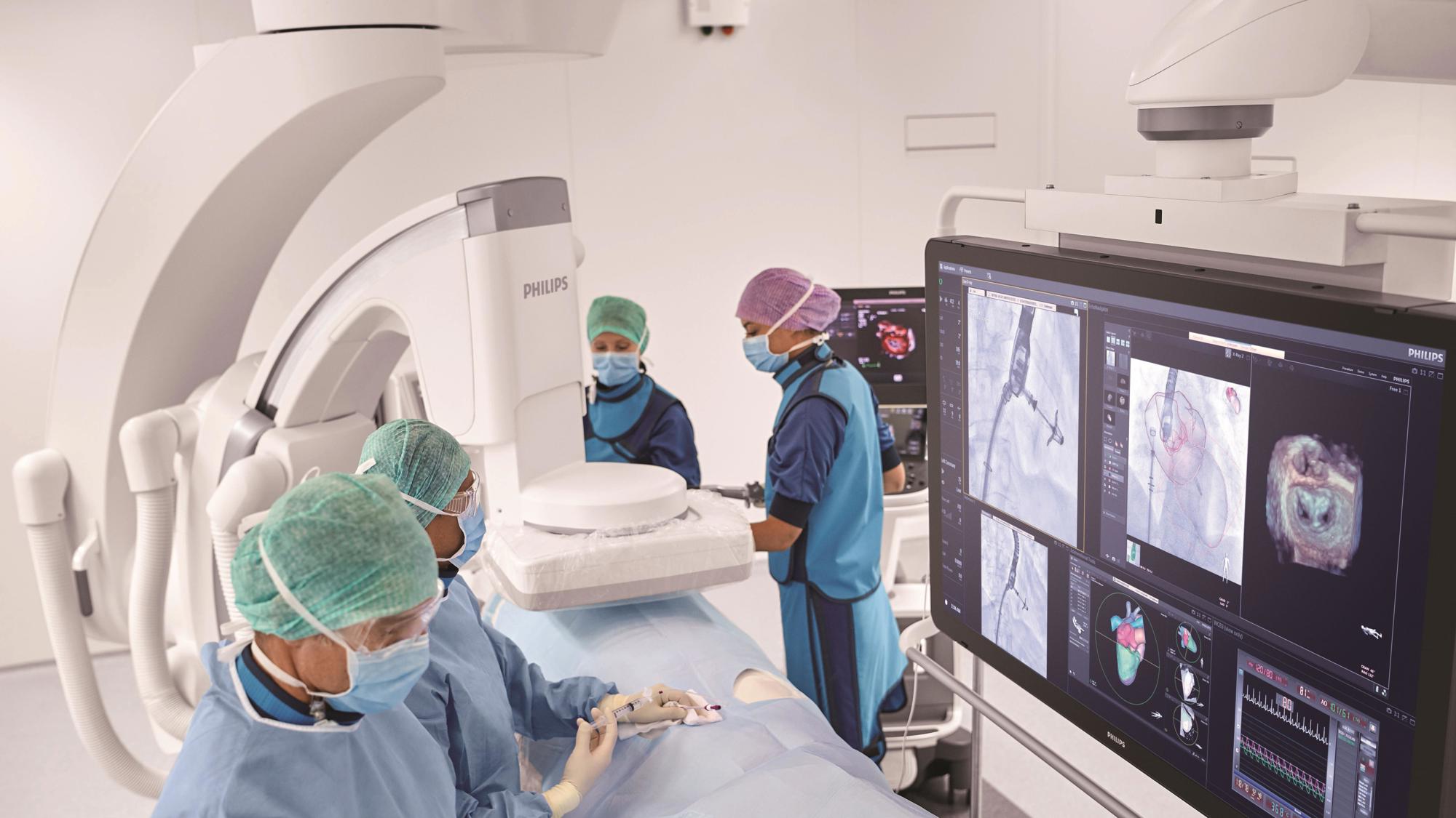 Verpleegkundigen maken een scan met de apparatuur van Philips Eindhoven