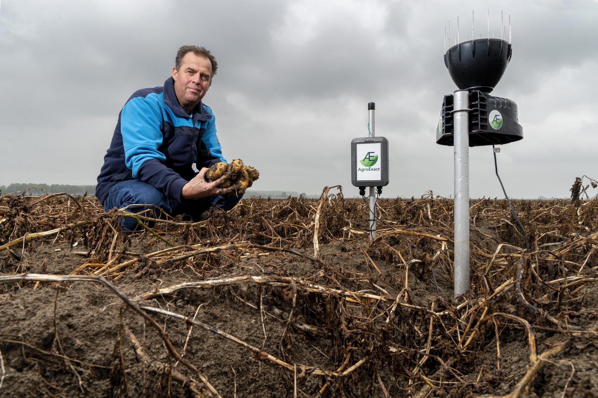 Landwirt Jan Straver mit der Wetterstation von AgroExact