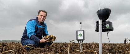 Agrariër Jan Straver met het weerstation van AgroExact