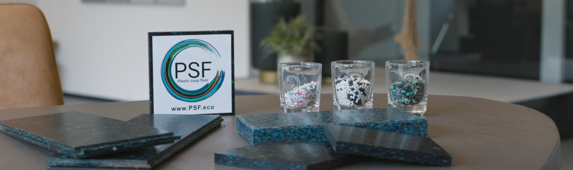 Plastic Soup Floors veegt de vloer aan met plastic afval